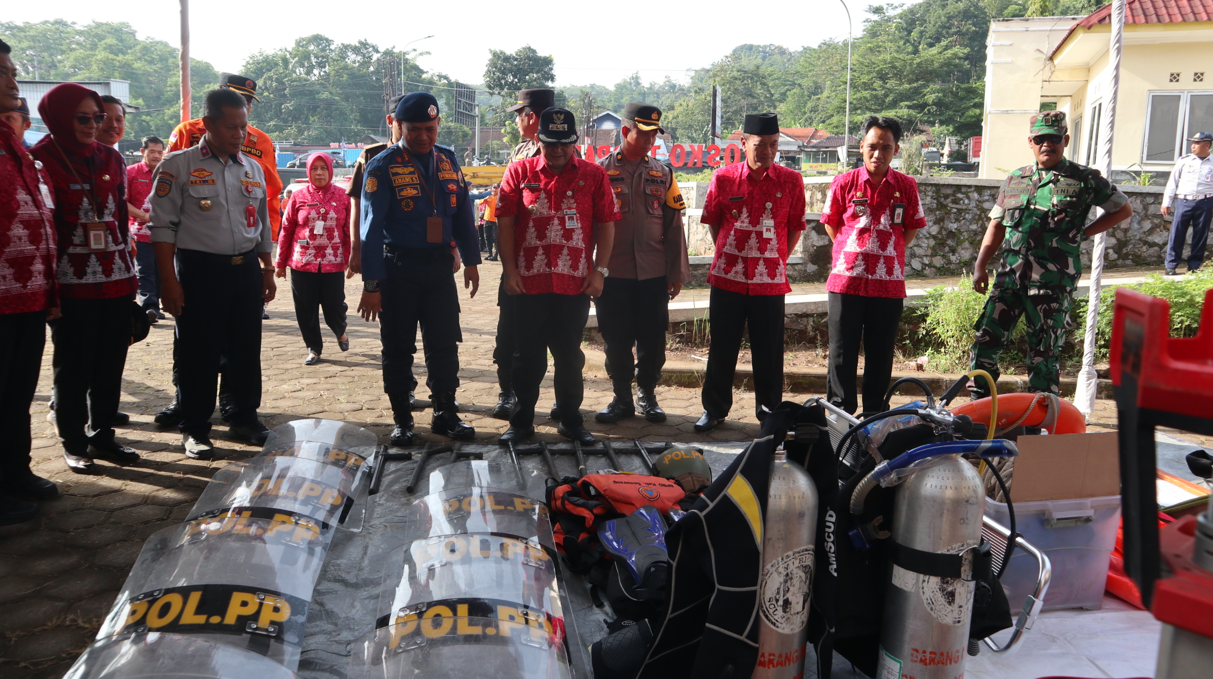 Bupati Semarang memotong tumpeng dan mengecek peralatan penanganan yang ada di Posko Terpadu