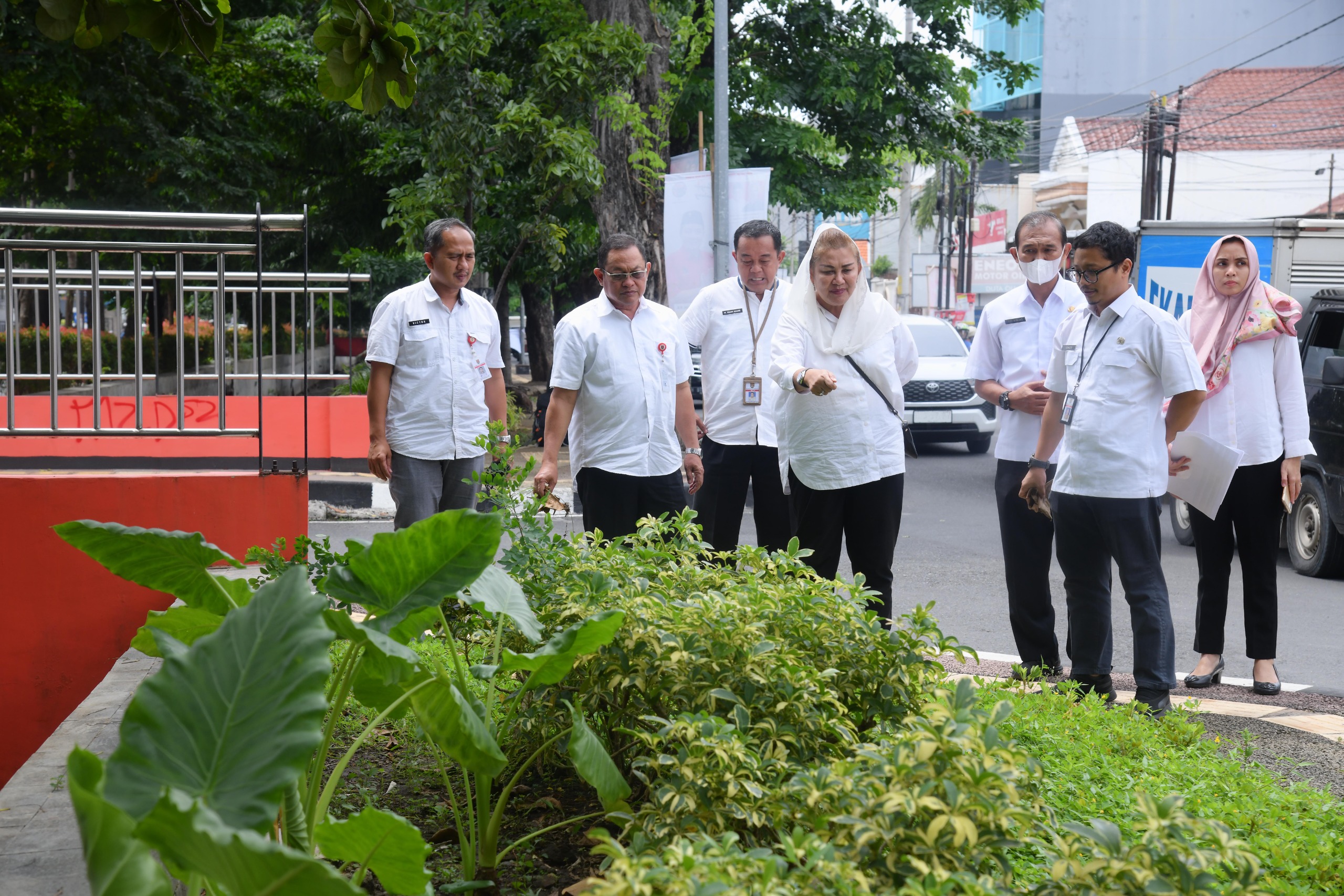 Wali Kota Semarang, Hevearita Gunaryanti Rahayu melakukan tinjauan dan pengecekan taman dan pedestrian di sepanjang Kampung Kali, Semarang, Rabu (24/1).