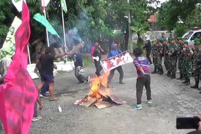 Simulasi aksi massa saat protes hasil Pemilu di Kantor KPU Kendal.