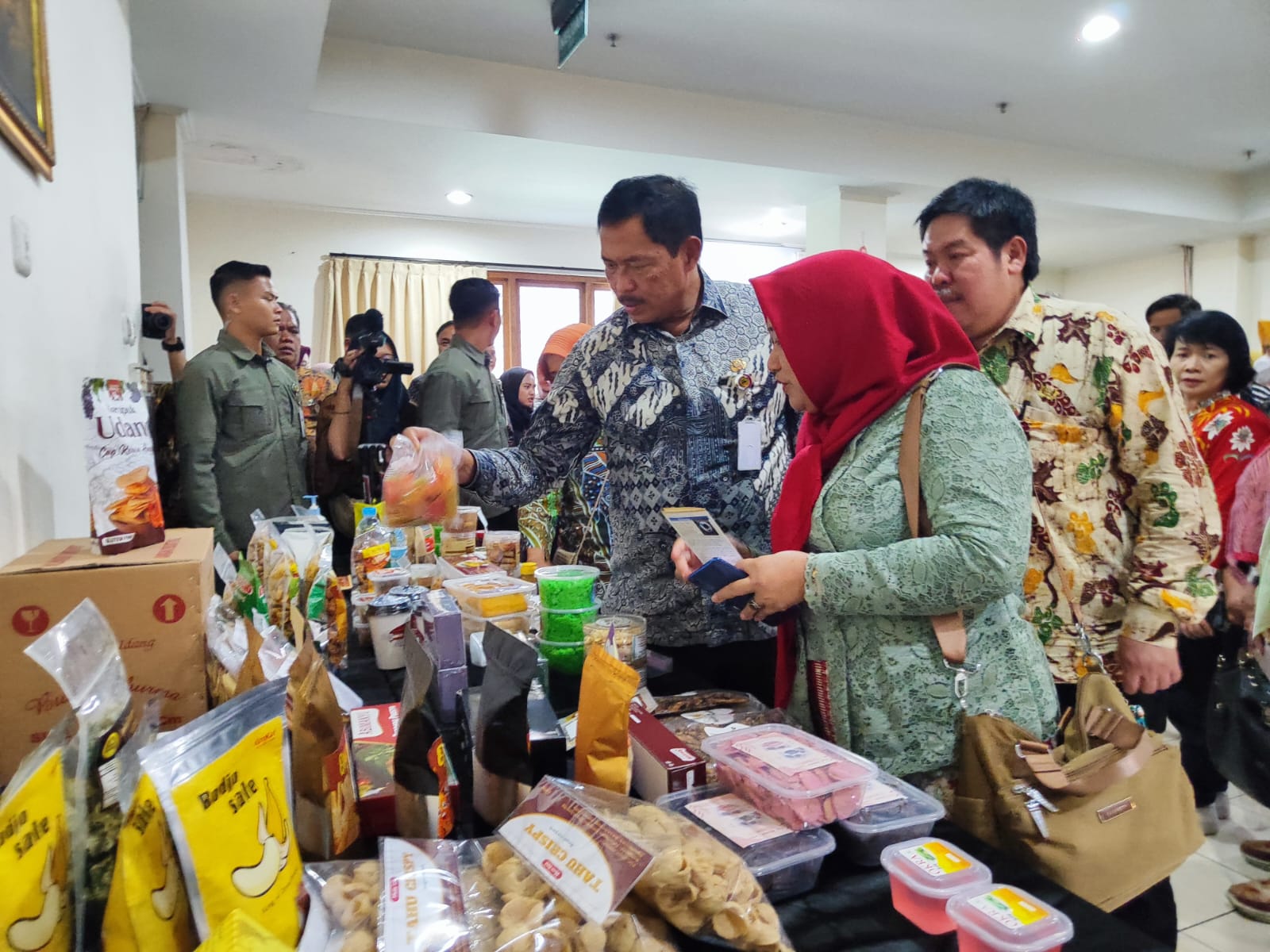 Pj Gubernur Jateng Nana Sudjana bersama Kepala Dinkop UKM Jateng Eddy S. Bramiyanto melihat produk UMKM.
