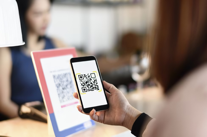 Ilustrasi penggunaan QR code.