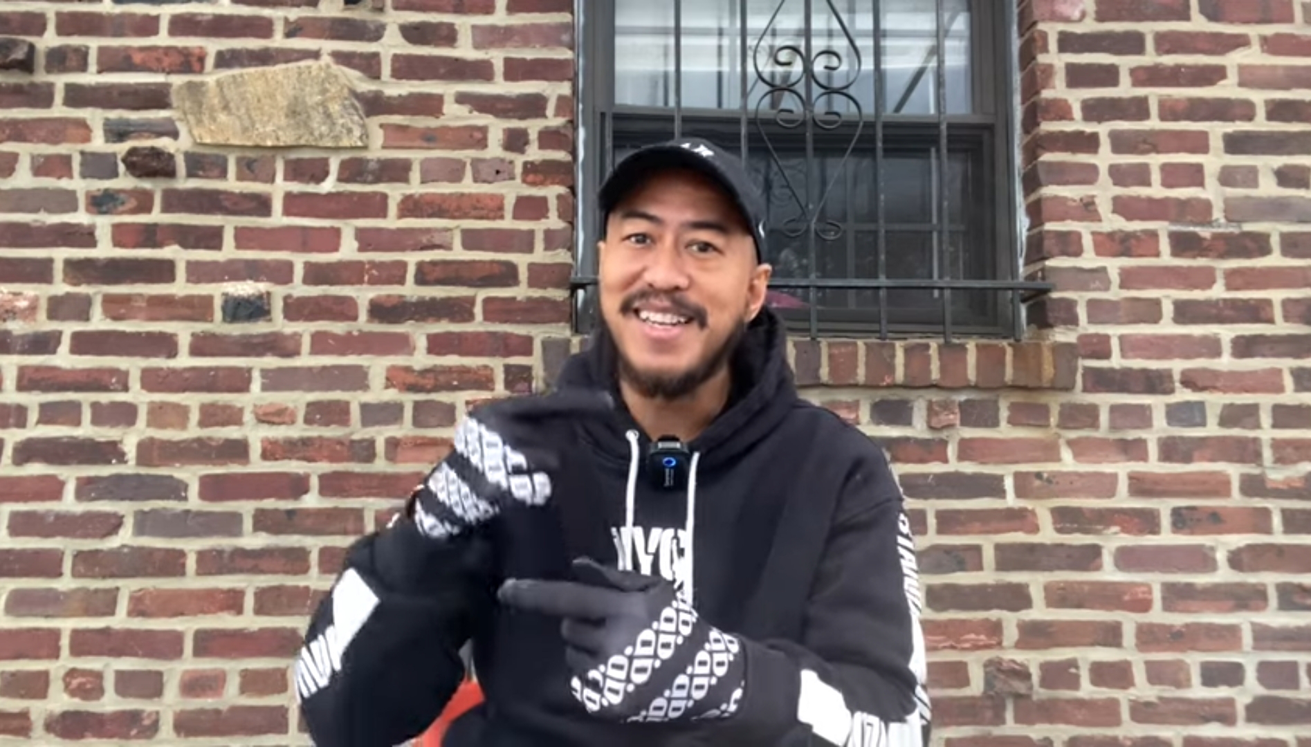 Melalui Kanal YouTube Komika Pandji Pragiwaksono membuat surat terbuka untuk Presiden Jokowi soal aturan kampanye seorang Presiden.