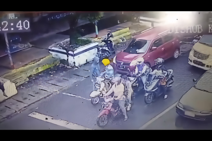 Tangkapan layar video rekaman CCTV sopir mobil karimun bersitegang setelah memukul pengendara vespa.