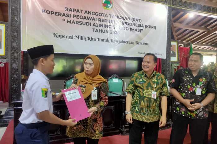 Bupati Demak dr Eistianah didampingi Ketua KPRI MAS Agus Musyafa menyerahkan beasiswa kepada putra putri anggota koperasi. (Wahib&nbsp;Pribadi/Jawa Pos Radar Semarang)