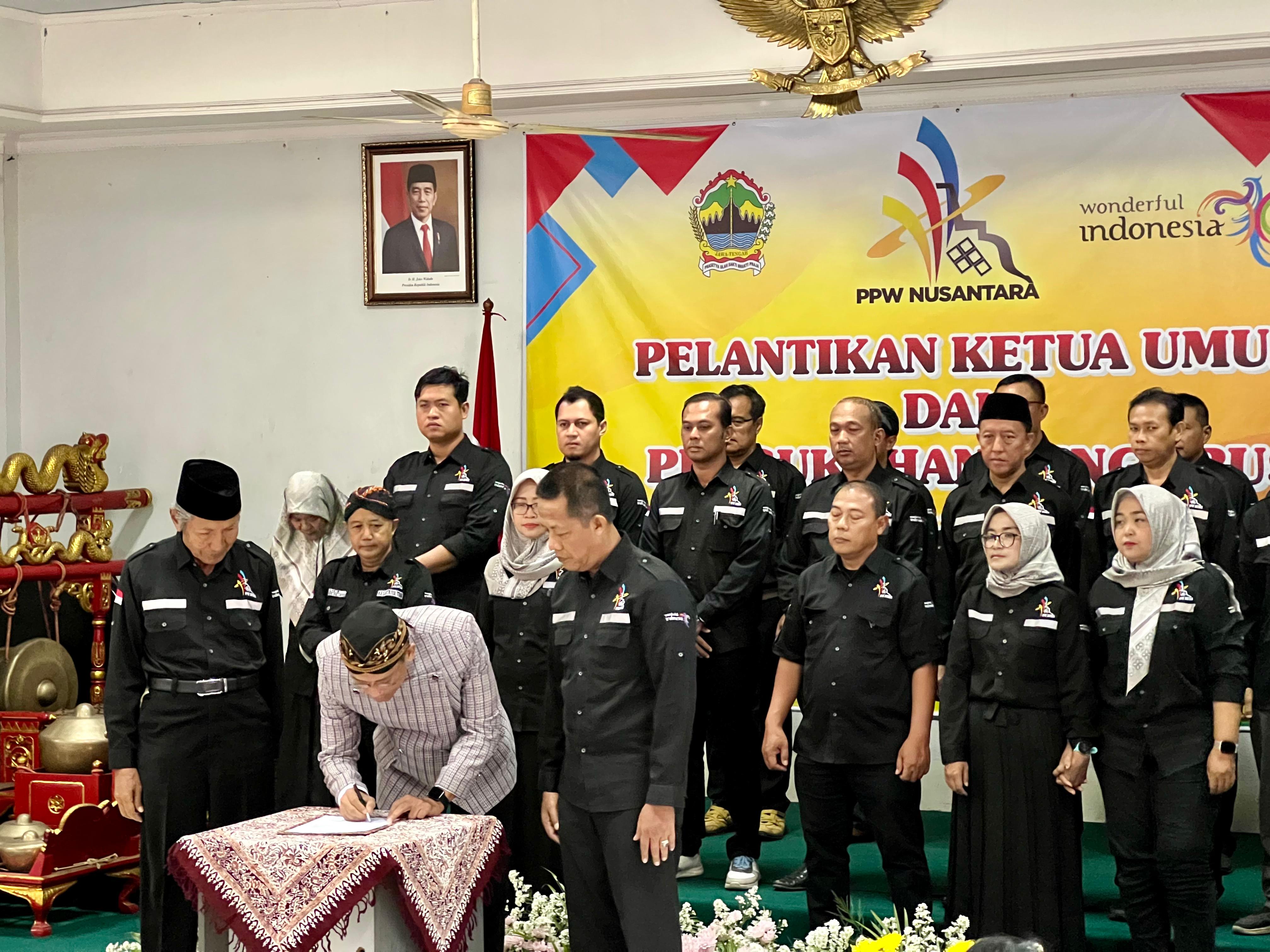 Kepala DIsporapar Jateng Agung Hariyadi melantik pengurus PPW NUsantara di Kantor Disporapar Jateng, Kamis (25/1).
