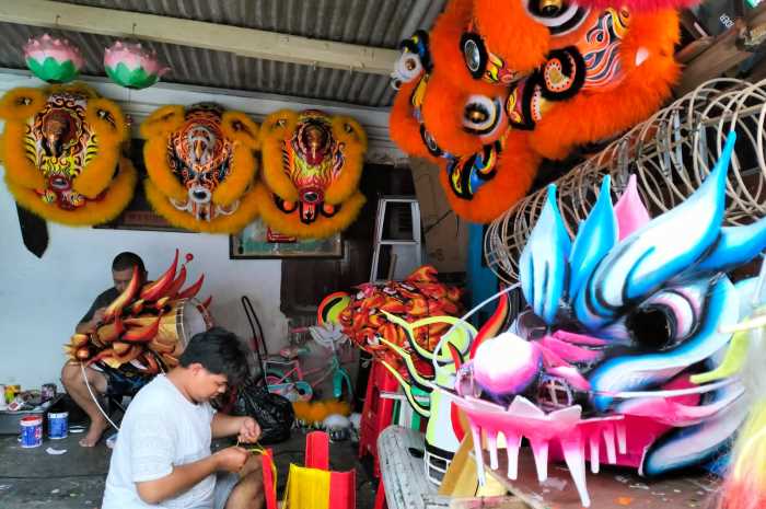 Pembuatan liong dan barongsai di rumah perajin Candra Wiro Utomo yang meningkat menjelang Imlek 2575. FIGUR RONGGO WASSALIM/JAWA POS RADAR SEMARANG