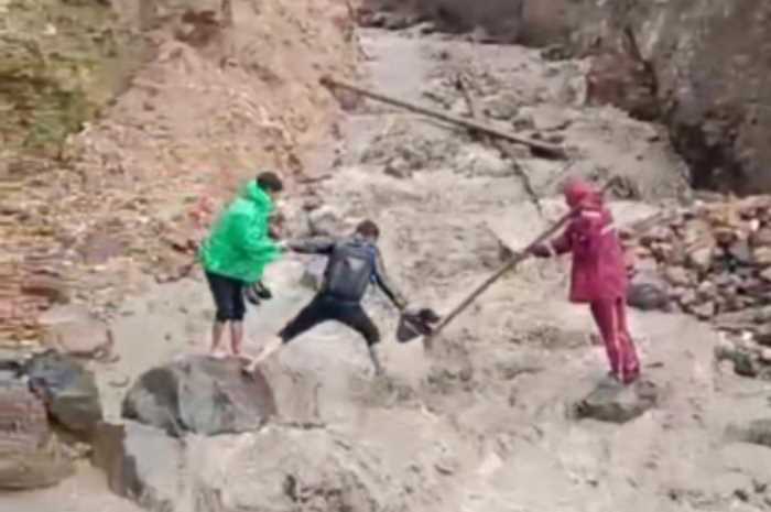 Tangkapan layar video calon anggota KPPS yang melintasi sungai untuk sampai di acara pelantikan.