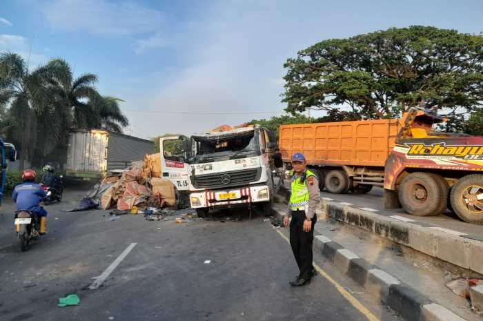 Truk Trailer pemuat kertas&nbsp; semen terguling di jalan raya Pantura Demak. (Wahib&nbsp;Pribadi/Jawa Pos Radar Semarang)