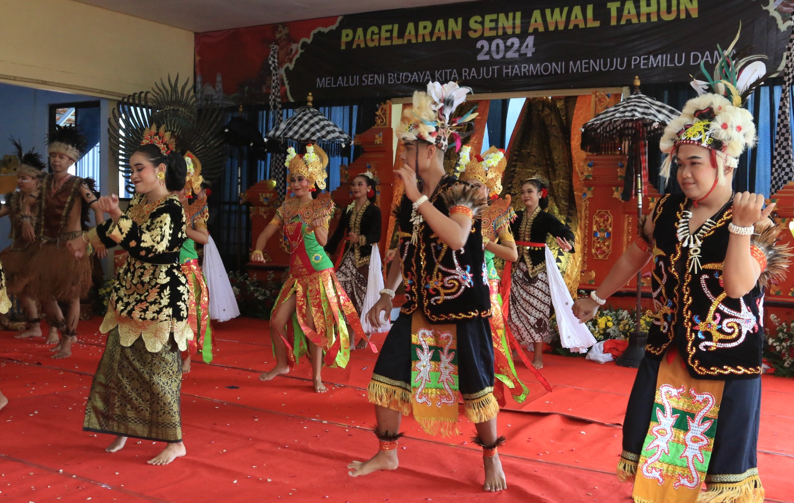 Sanggar tari di Semarang mengikuti pagelaran seni untuk mengurangi ketegangan politik 2024 di Balai Kerthasaba Pura Agung Girinitha, Sabtu (27/1/2024).