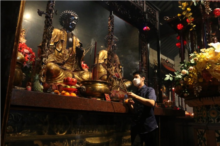 KHUSYUK : Umat Konghucu terlihat khusyuk saat menggelar sembahyang Bwee Ge untuk menutup tahun 2574 di Klenteng Tay Kak Sie, Kota Semarang. (NUR CHAMIM/JAWA POS RADAR SEMARANG)