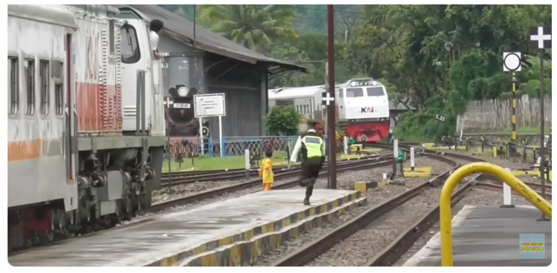Viral Aksi heroik seorang Petugas Keamanan Dalam (PKD) menyelamatkan seorang bocah yang nyaris tertemper kereta api di Stasiun Cibatu Garut. (YouTube Video Kereta Indonesia)