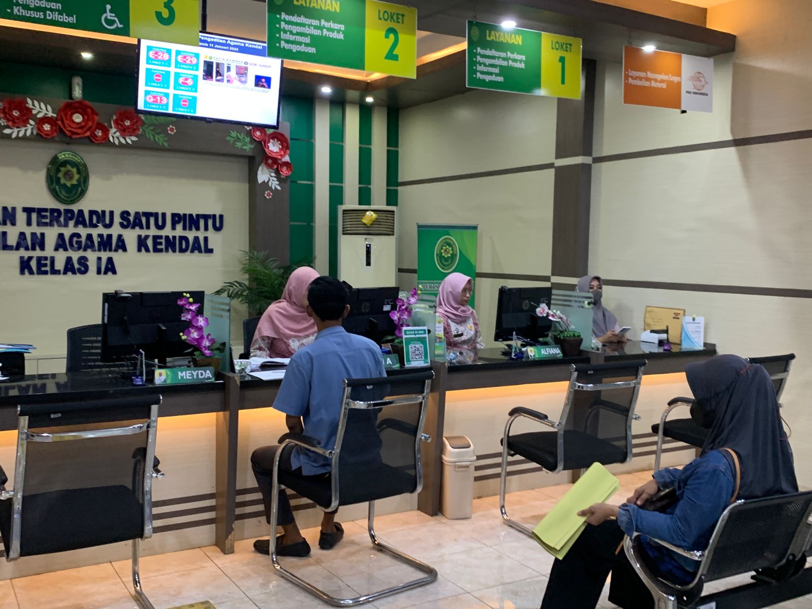 Sejumlah pengunjung saat mengurus dokumen perkara di Pengadilan Agama Kendal. DEVI KHOFIFATUR RIZQI/ JAWA POS RADAR SEMARANG