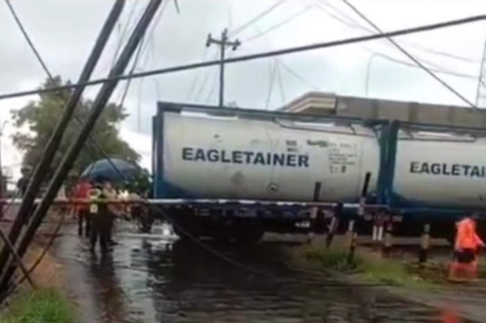 Kereta barang berhenti usai menyambar kabel fiber optik yang menjuntai di atas rel.