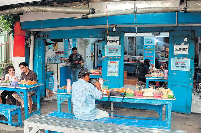 Warung STMJ Karang Doro legendaris di Kota Semarang, sudah berdiri sejak 1950 menyediakan tambahan varian menu.&nbsp;IDA FADILAH/JAWA POS RADAR SEMARANG