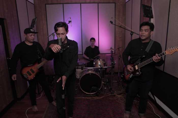 Vitrovius Erectus Band yang mengusung genre pop rock era 90-an.