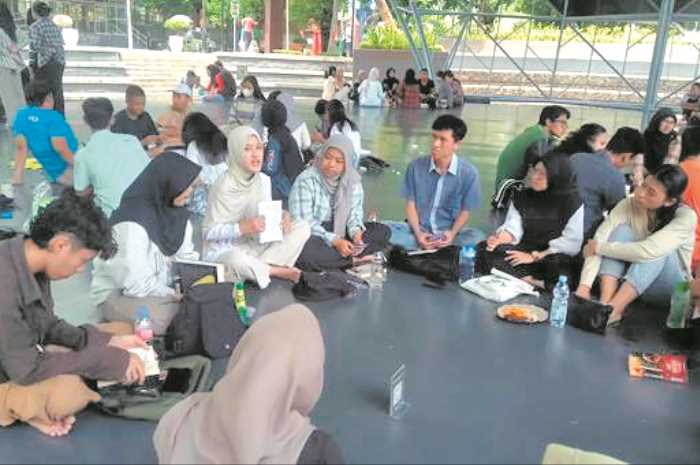 Para Anggota BCS saat berdiskusi usai membaca buku di Taman Indonesia Kaya, Mugassari, Semarang. HERU SOFYAN/JAWA POS RADAR SEMARANG