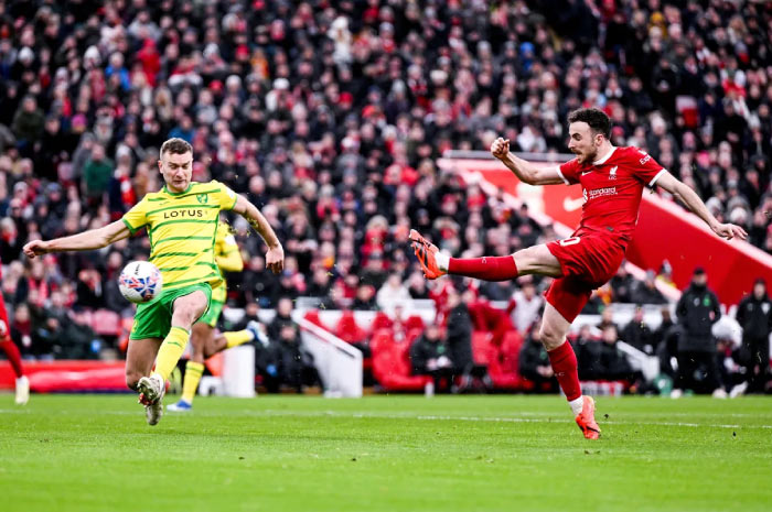 Diogo Jota saat mencetak gol ke gawang Norwich City di pertandingan Piala FA putaran keempat tadi malam (28/1). Liverpool menang dengan skor 5-2.