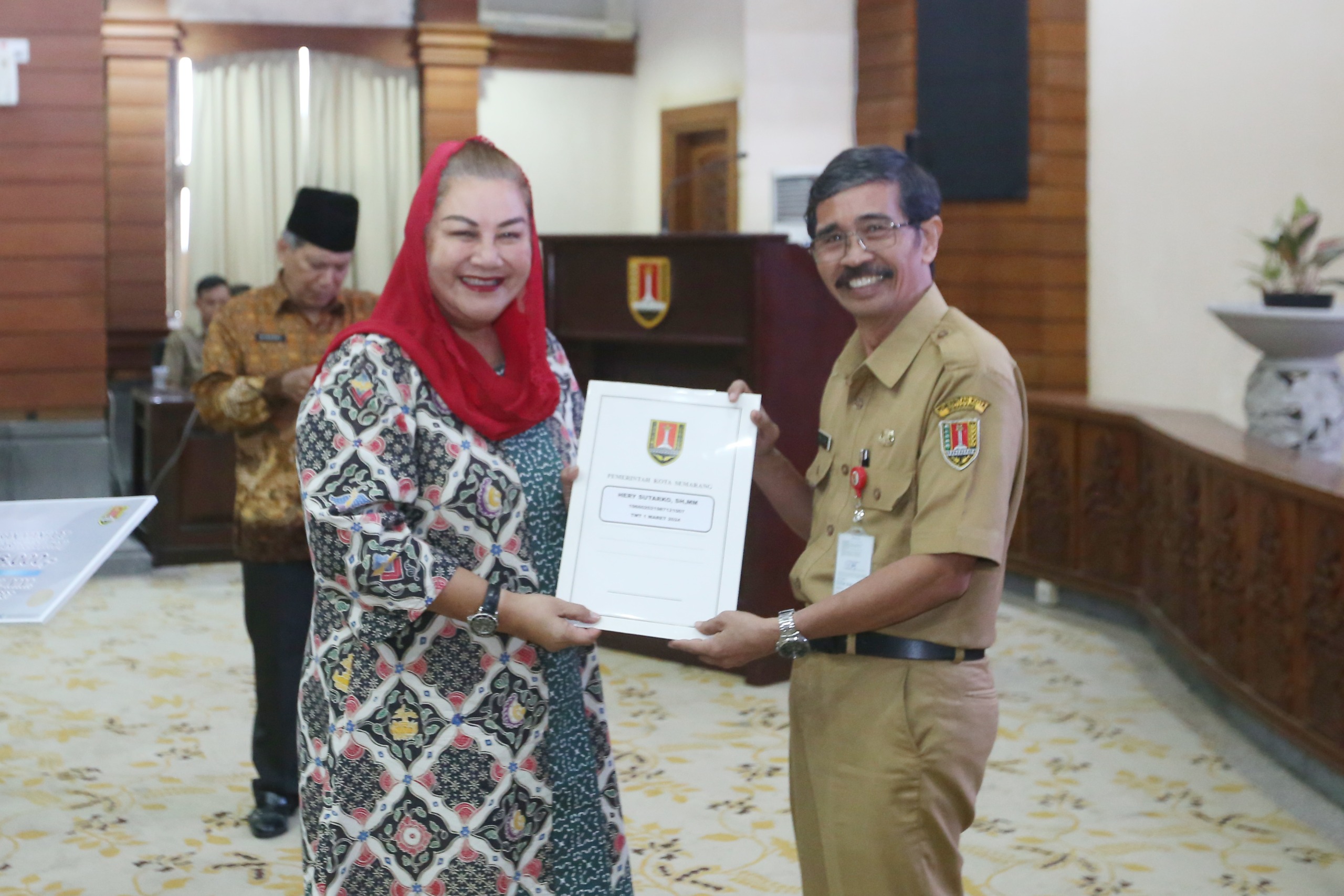 Walijota Semarang, Hevearita Gunaryanti Rahayu menyerahkan Surat Keputusan (SK) Pensiun Aparatur Sipil Negera (ASN) di lingkungan Pemerintah Kota (Pemkot) Semarang TMT 1 Maret sampai 1 April 2024.
