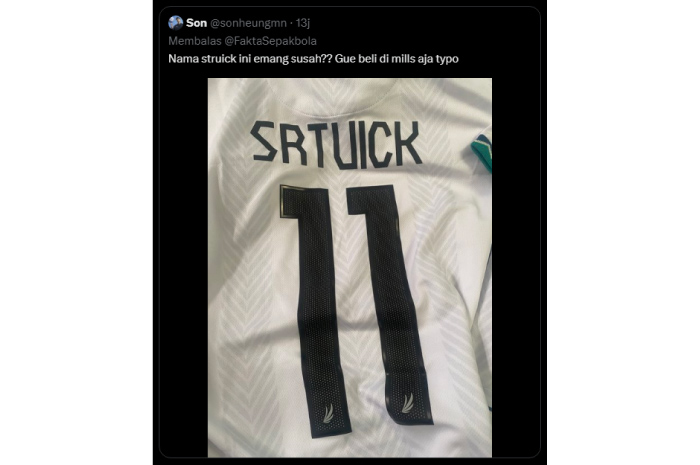 Penulisan nama punggung jersey Rafael Struick yang terlihat typo.
