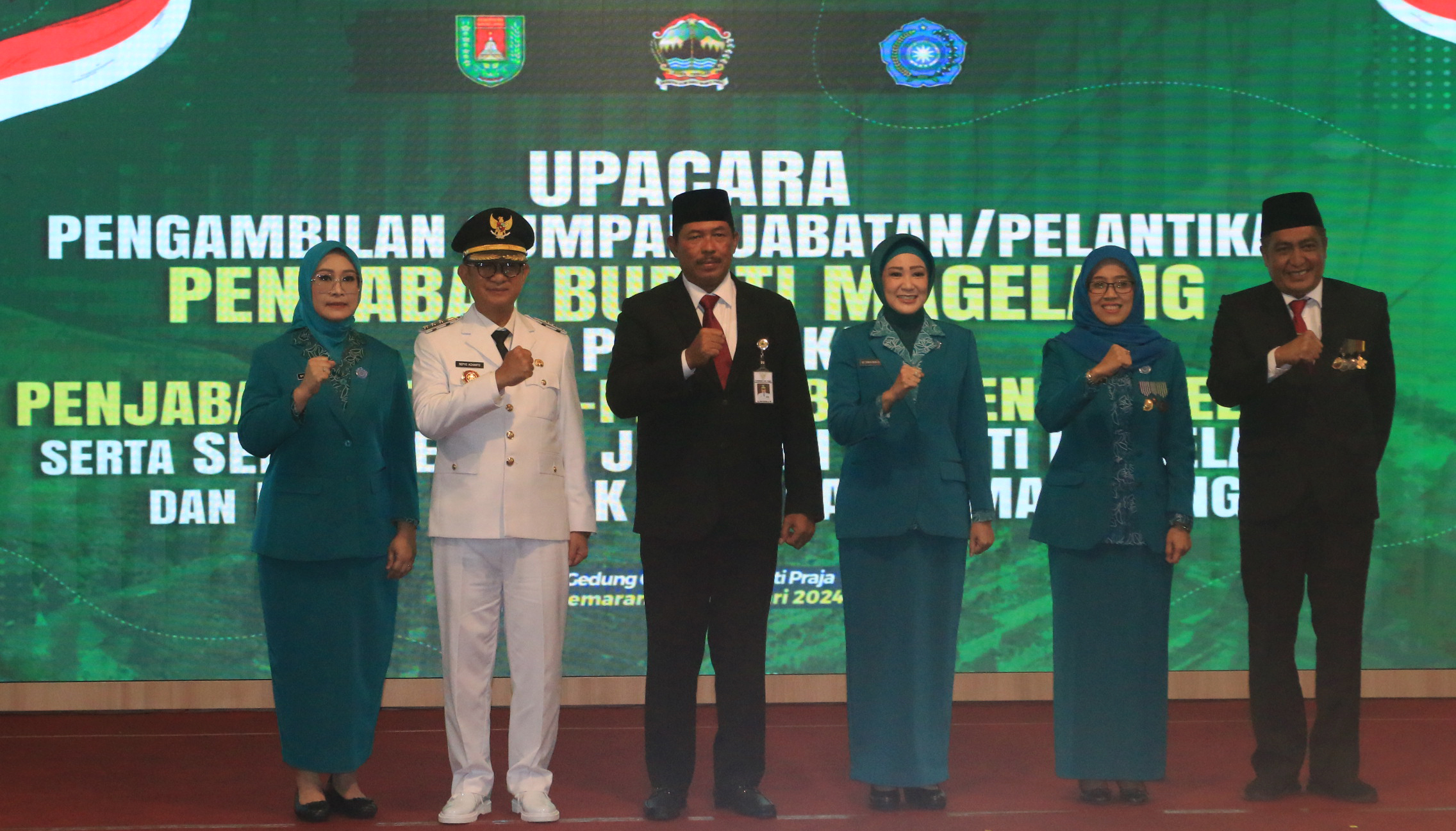 Pj Bupati Magelang Sepyo Achanto (kedua dari kiri) bersama Pj Gubernur Jateng Nana Sudjana, dan Zaenal Arifin beserta TP PKK Jateng dan Kabupaten Magelang berfoto bersama.