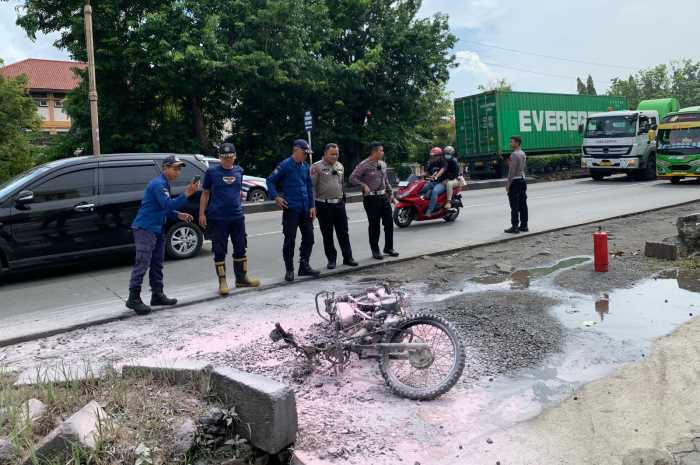 Bangkai motor milik Saefudin Zuhri usai terbakar di trafic light Purin, Kendal, Senin (29/1).&nbsp;DEVI KHOFIFATUR RIZQI/ JAWA POS RADAR SEMARANG