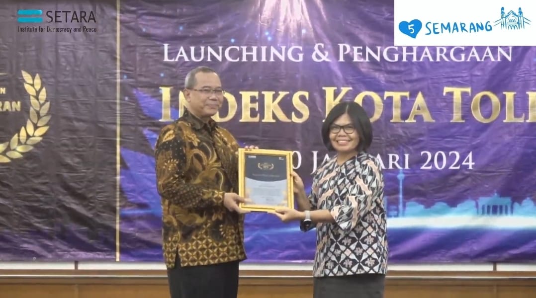 Direktur Evaluasi Badan Pembinaan Ideologi Pancasila (BPIP), Elfrida Herawati Siregar menyerahkan sertifikat penghargaan Indeks Kota Toleran (IKT) 2023 kepada Kepala Badan Kesatuan Bangsa dan Politik