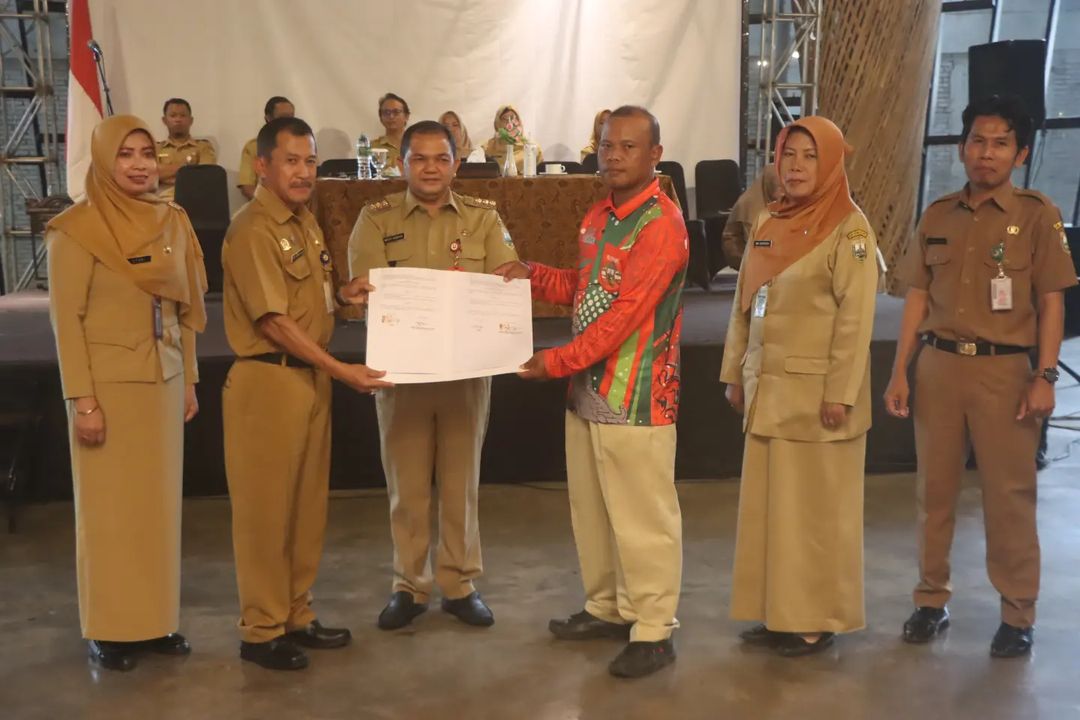 Bupati Semarang serahkan langsung tunjangan resiko kerja kepada perwakilan petugas kebersihan