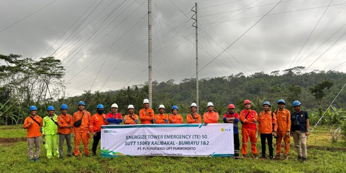 TIM KOMPLET : PLN UPT Purwokerto melakukan gerak cepat menerjunkan Tim ERS guna melakukan pengamanan untuk merecovery system kelistrikan pada SUTT Kalibakal &ndash; Bumiayu.