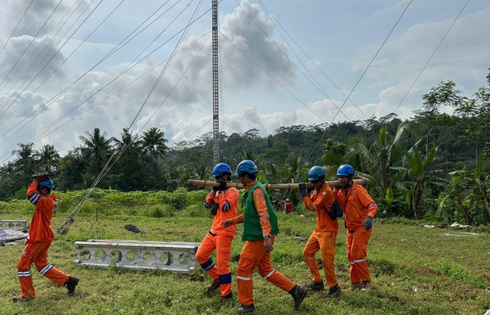 GERAK CEPAT : PLN UPT Purwokerto melakukan gerak cepat menerjunkan Tim ERS guna melakukan pengamanan untuk merecovery system kelistrikan pada SUTT Kalibakal &ndash; Bumiayu.