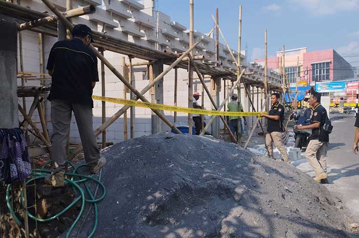 Petugas Satpol PP Semarang memasang pita kuning untuk menghentikan pembangunan kios yang diduga dibangun di lahan fasum di Kelurahan Bambankerep.