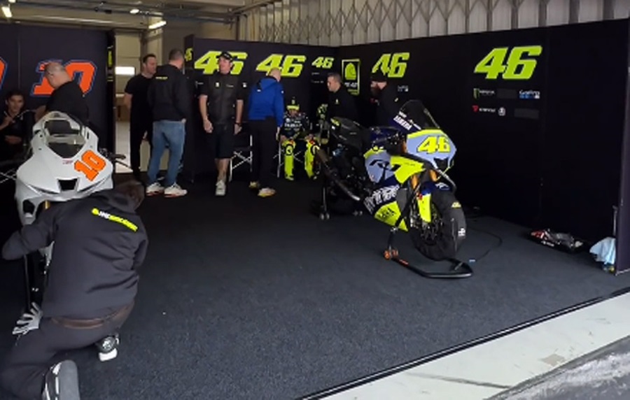 Valentino Rossi kembali turun lintasan