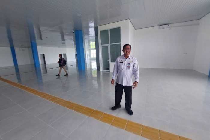 Kepala Dinas Perhubungan Demak Arief Sidaryanto saat meninjau pembangunan gedung terminal tipe A Demak. (Wahib&nbsp;Pribadi/Jawa Pos Radar Semarang)