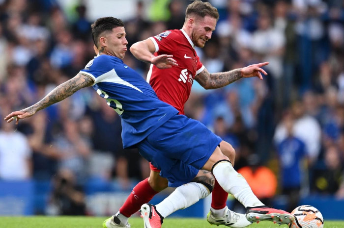 Pemain liverpool Alexis Mac Allister saat duel dengan rekan senegaranya Enzo Fern&aacute;ndez (Chelsea) di pertemuan pertama dengan skor akhir 0-0.