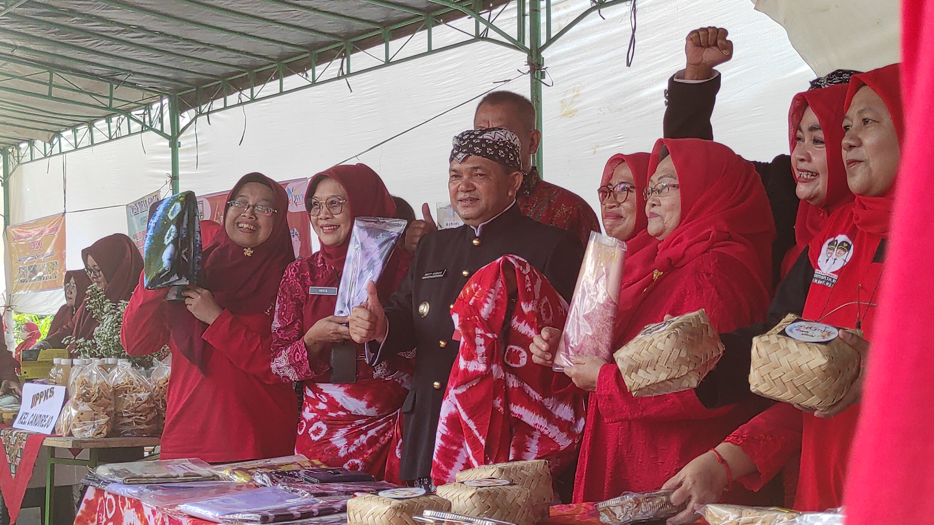 Bupati Semarang bersama para pelaku UMKM yang ada di Ungaran