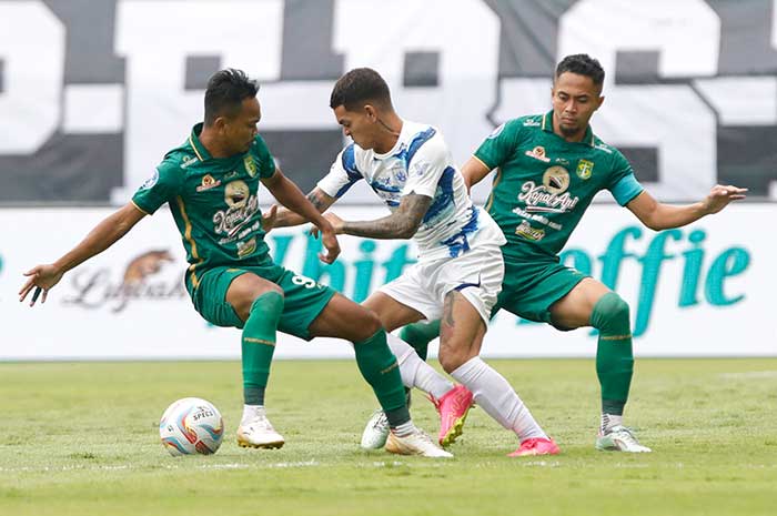 Pemain PSIS Gali Freitas harus bekerja keras membongkar pertahanan Persebaya Selasa (30/1/2024). (Angger Bondan/Jawa Pos)