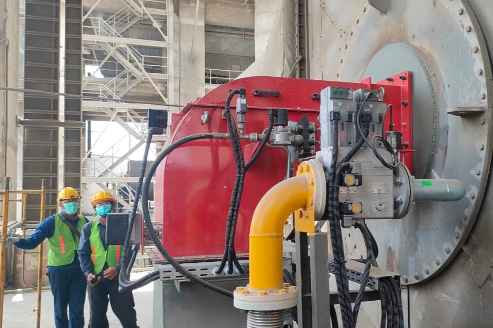 Karyawan Semen Gresik sedang beraktivitas di area finish mill Pabrik Rembang, Jawa Tengah.