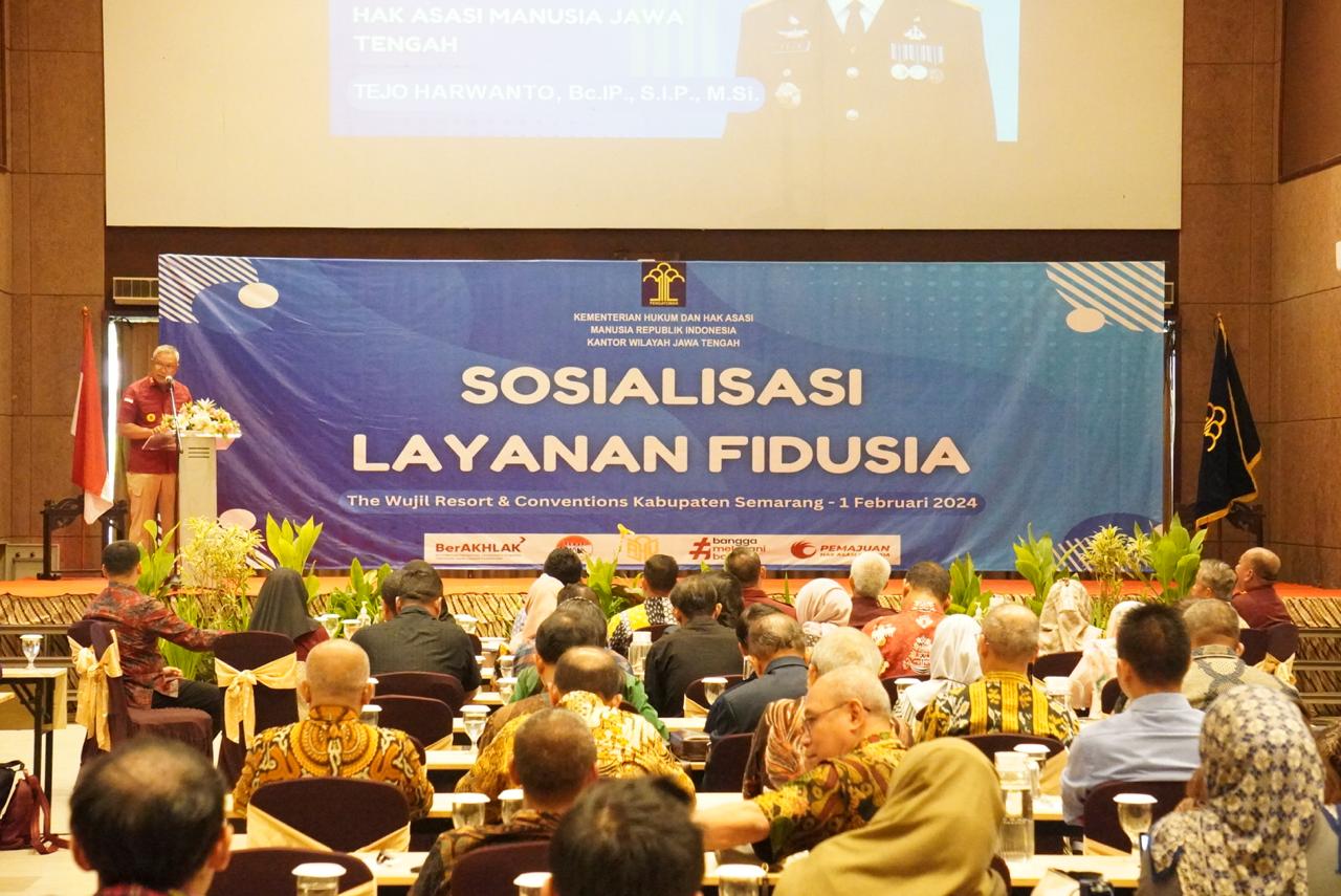 Kepala Kantor Wilayah Kementerian Hukum dan HAM Jawa Tengah, Tejo Harwanto memberikan sambutan dalam  Sosialisasi Layanan Fidusia di The Wujil Resort & Conventions Kabupaten Semarang, Kamis (01/02).