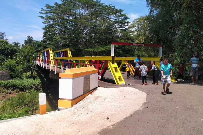 Penampakan jembatan Kalijambe - Pantianom sekarang. (NANANG RENDI AHMAD/JAWA POS RADAR SEMARANG)