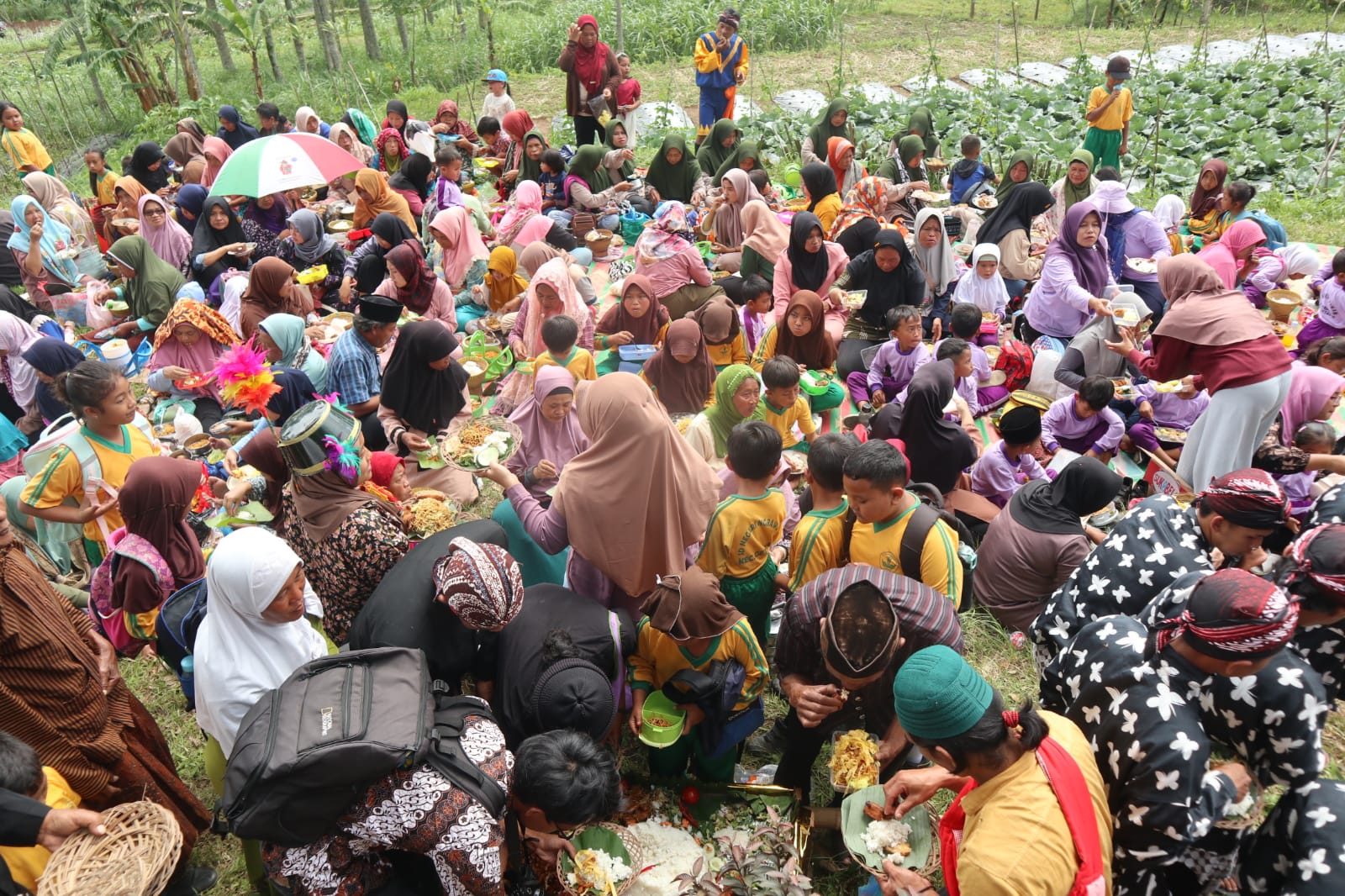 Warga Desa Ngrawan memenuhi area lokasi Prasasti Ngrawan untuk melaksanakan Tradisi Rejeban
