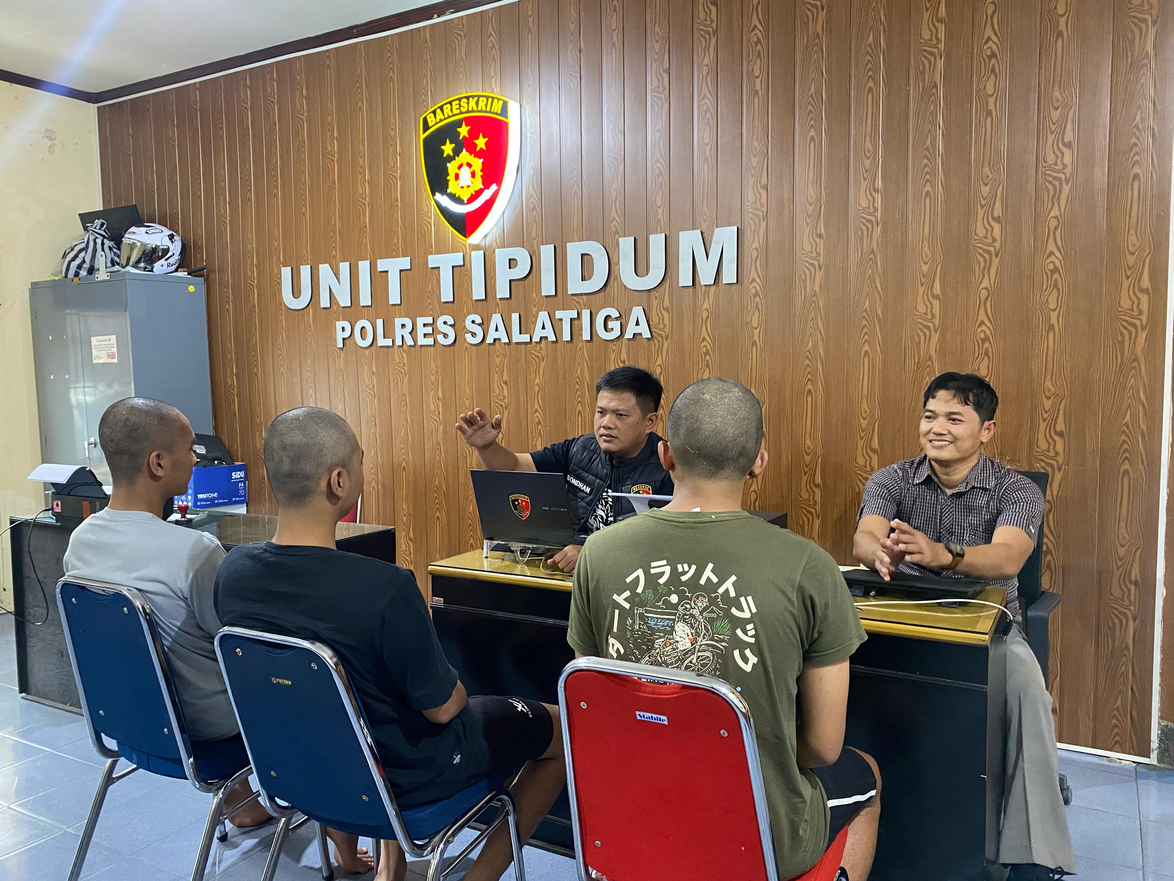 Tiga karyawan perusahaan sepatu yang kedapatan sering melakukan pencurian di tempatnya berkerja di PT SCI (Selalu Cinta Indonesia) ditangkap polisi.