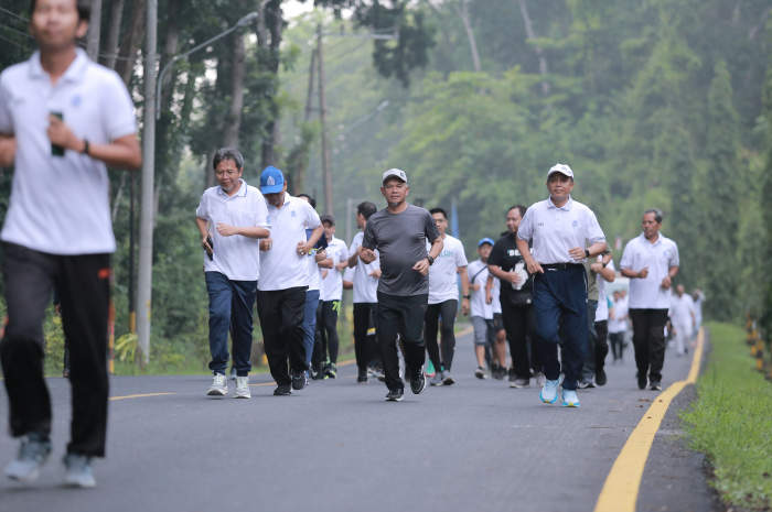 Caption Foto:  *Foto 1, 2, 3, 4* : Keseruan peserta run to work to Omah SG yang terdiri dari manajemen & karyawan PT Semen Gresik bersama komunitas lari Semen Gresik Runners (Segers).
