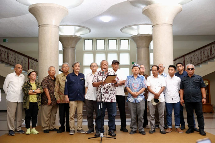 Guru Besar Fakultas Fakultas Psikologi UGM, Prof. Drs. Koentjoro, Ph.D., saat membacakan Petisi Bulaksumur.