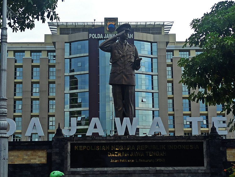 Patung Jenderal Hoegeng setinggi 14 meter berdiri kokoh di halaman Mapoldad Jateng
