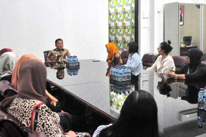 Pj Wali Kota Salatiga, Yasip Khasani, didampingi Kepala Dinas Lingkungan Hidup menerima kunjungan instruktur senam dalam rangka audiensi penggunaan Lapangan Pancasila