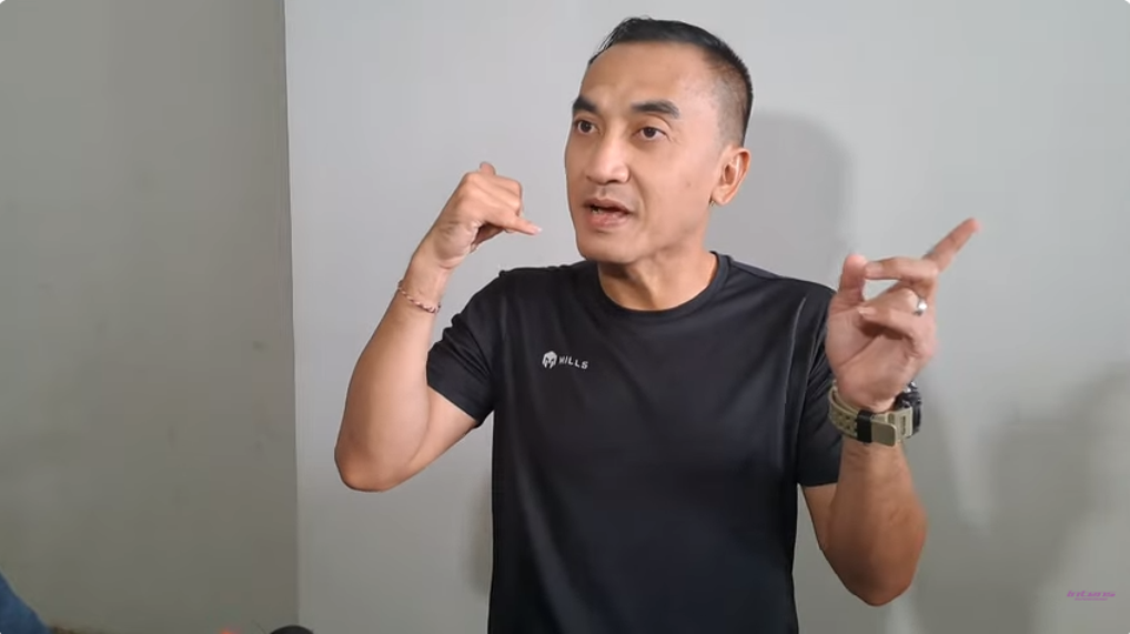 Presenter Rico Ceper menceritakan kronologi dirinya menjadi korban penipuan transfer uang dengan modus kelebihan transfer. (YouTube Intens Investigasi)