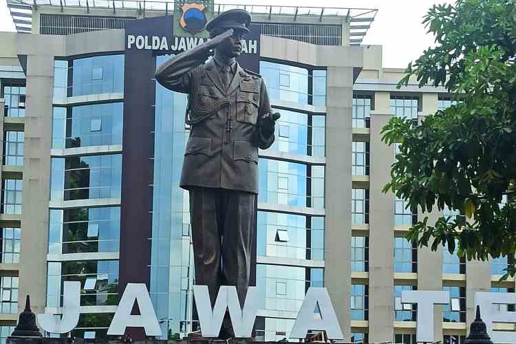 MEGAH: Patung Hoegeng setinggi 14 meter berdiri kokoh di halaman depan Mapolda Jateng. (Agus Hariyanto/Jawa Pos Radar Semarang)