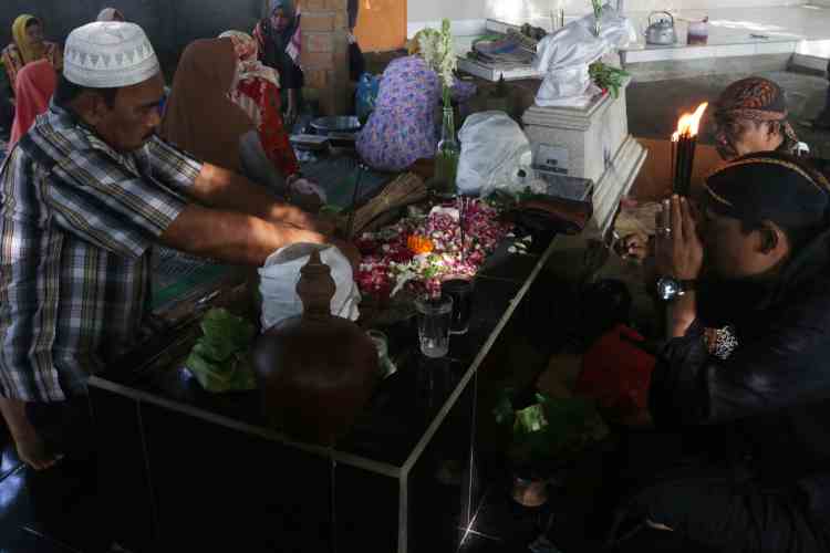 NIKMAT: Ratusan Warga Kampung Jangli Gabeng RW 2, Kelurahan Jangli, Kecamatan Tembalang makan bersama saat nyadran di Makam Sentono, Jumat (2/2). (NUR CHAMIM/JAWA POS RADAR SEMARANG)
