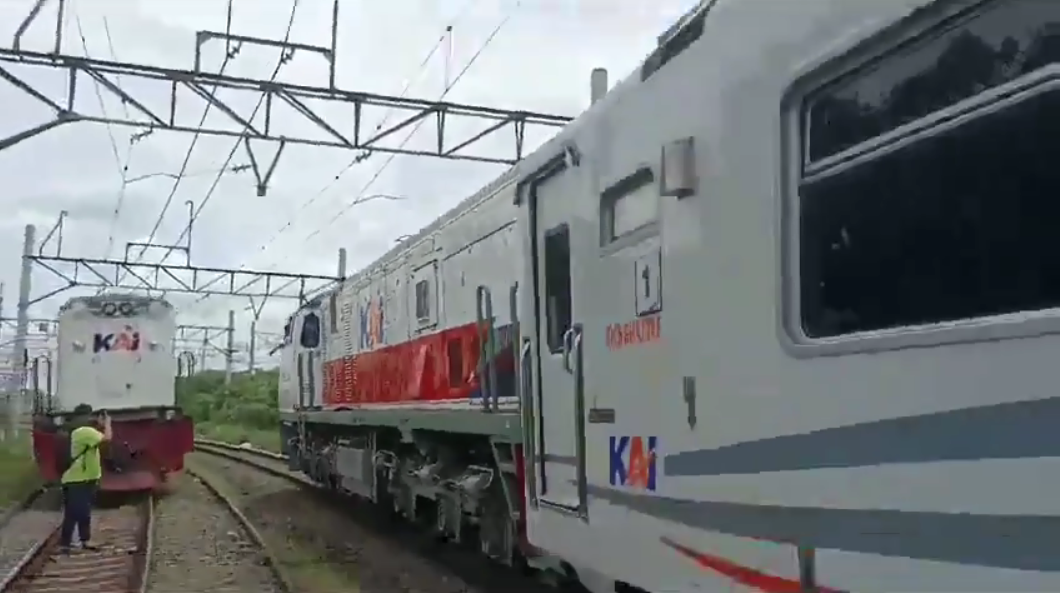 Detik-detik remaja railfans tersambar lokomotif di petak Stasiun Pondok Jati, Jatinegara, saat hunting video. (X (Twitter) @folkshittmedia)