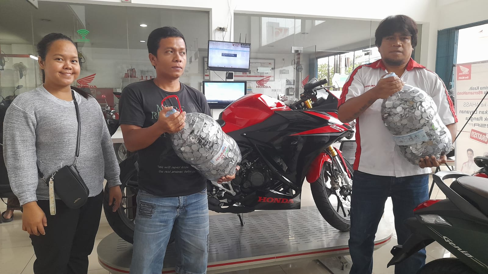 Herman Sinurat saat berfoto dan menyaksikan penghitungan uang receh miliknya