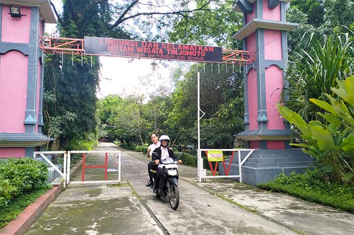 Kepala UPTD Tinjomoyo, Sugiharto menunjukkan area Hutan Wisata Tinjomoyo. FIGUR RONGGO WASSALIM/JAWA POS RADAR SEMARANG